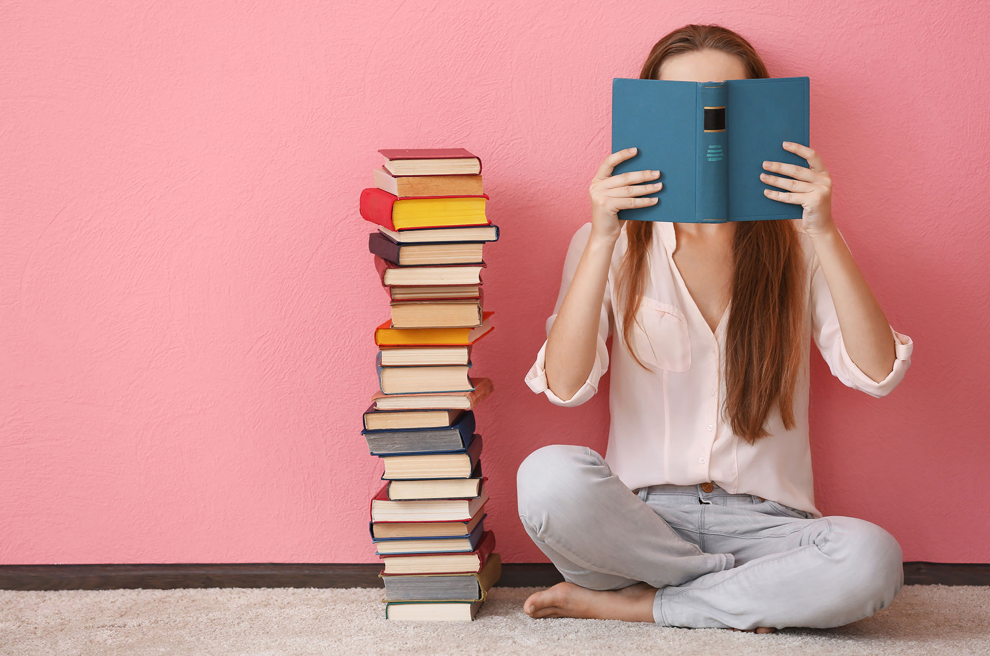 Femme assise avec un livre